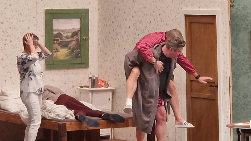 Hückeswagener Forum: „Wipperwagen“ sorgt für amüsanten Theaterabend