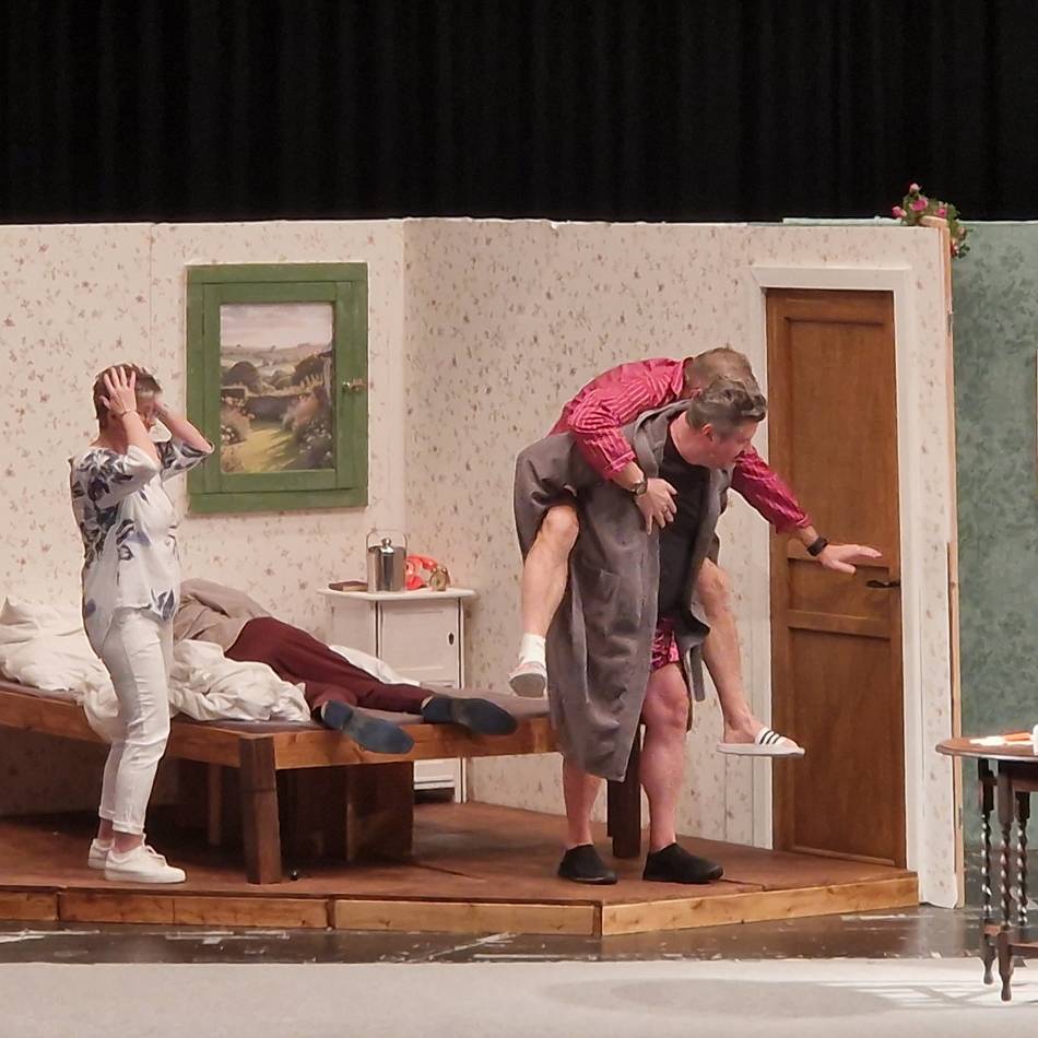 Hückeswagener Forum: „Wipperwagen“ sorgt für amüsanten Theaterabend