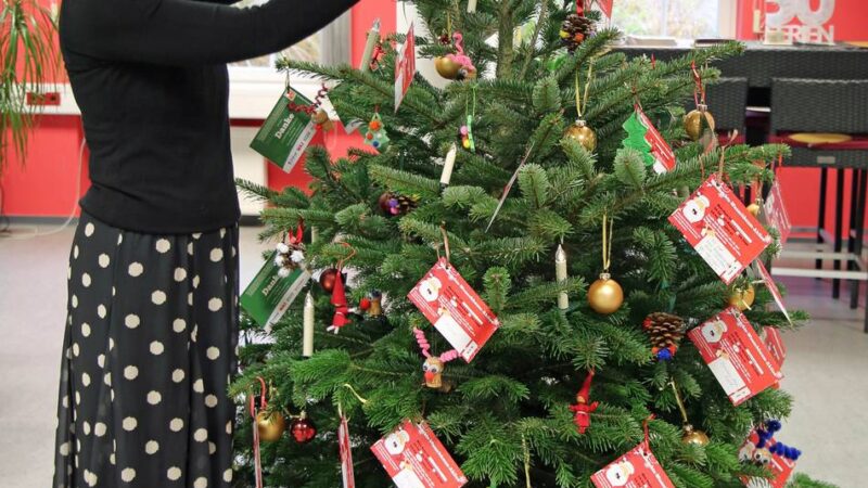 Geschenkaktion für Kinder in Moers und Umgebung: 1600 Träume warten an den Wunschbäumen
