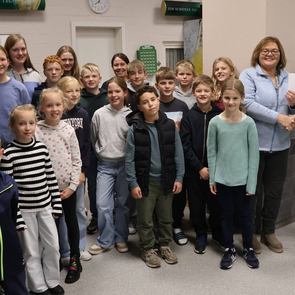 Schwarz-Weiß Nieukerk: Kerkener Nachbarschaft spendet für die Jugendabteilung des Trommlerkorps