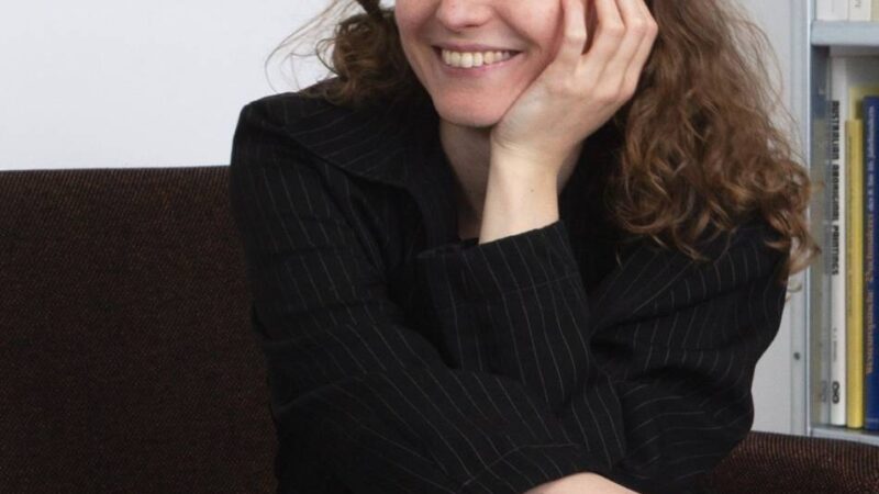 Kunstwerkstatt Turmstraße: Esther Rosiny-Wieland realisiert partizipatives Buchprojekt