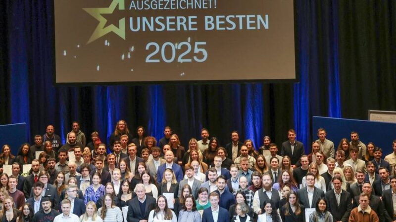 In der Tonhalle in Düsseldorf: IHK ehrt beste Azubis – auch aus Firmen in Langenfeld und Monheim