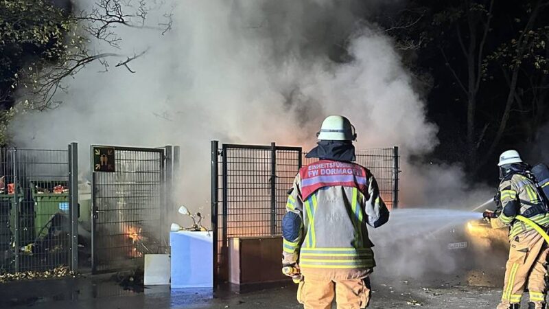 Müll und Auto in Horrem brennen aus: Mutmaßliche Brandstiftung in Dormagen