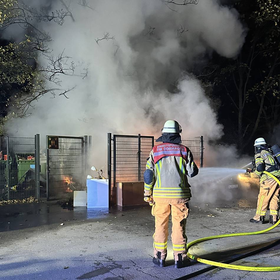 Müll und Auto in Horrem brennen aus: Mutmaßliche Brandstiftung in Dormagen