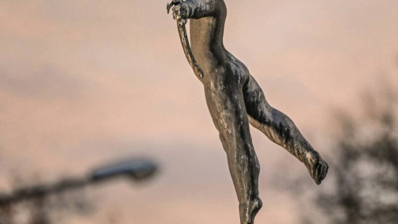 Klever Landmarke: Goldene Kugel für den Cupido auf der Kanone