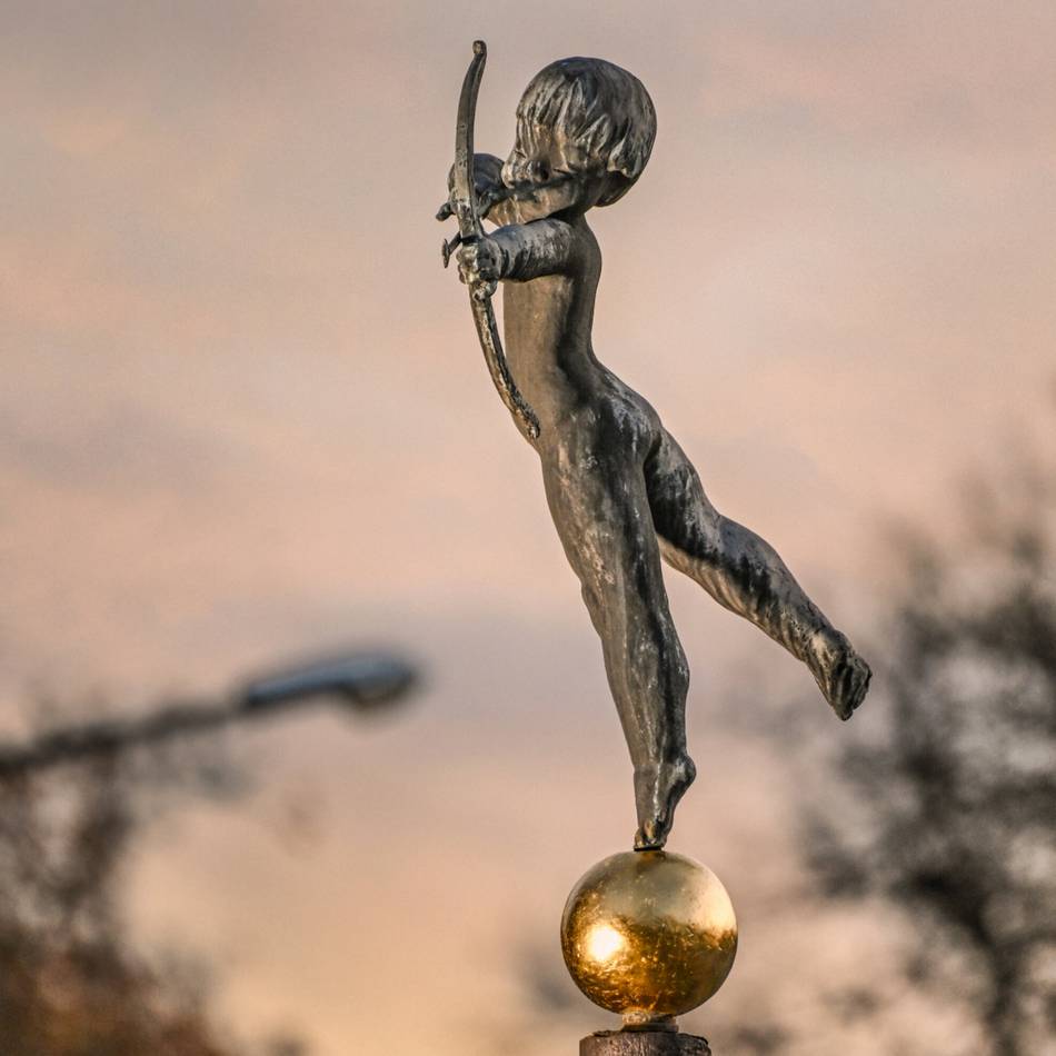 Klever Landmarke: Goldene Kugel für den Cupido auf der Kanone