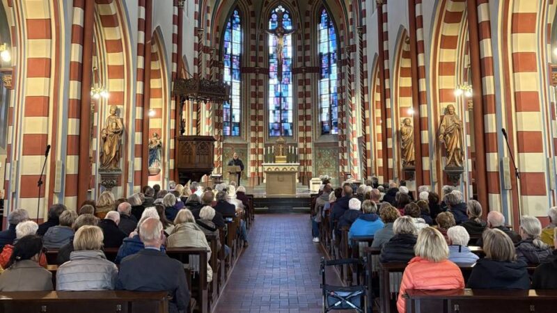 Kurz vor geplanter Schließung: Orgelkonzert berührte Besucher in restlos gefüllter Frasselter Kirche
