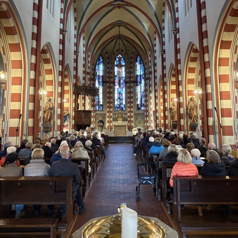 Kurz vor geplanter Schließung: Orgelkonzert berührte Besucher in restlos gefüllter Frasselter Kirche