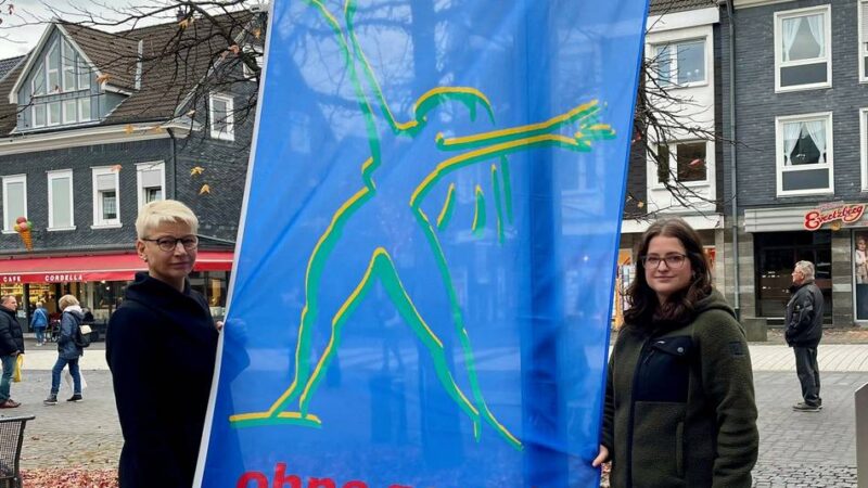 Zeichen am Rathausen: Neue Fahne gegen Gewalt an Frauen und Mädchen