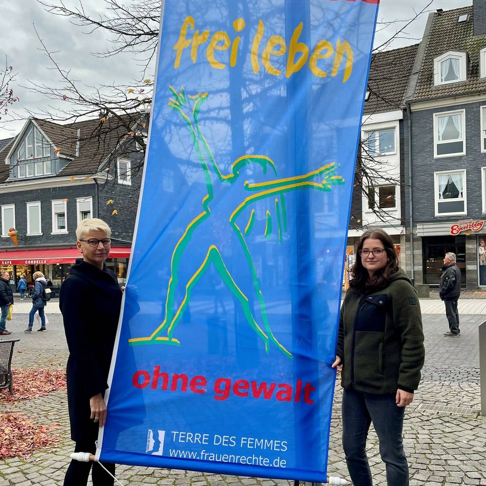 Zeichen am Rathausen: Neue Fahne gegen Gewalt an Frauen und Mädchen
