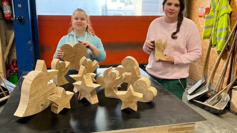 Engagement in Meerbusch: Rotarier verkaufen Holzschmuck und Weihnachtliches für einen guten Zweck