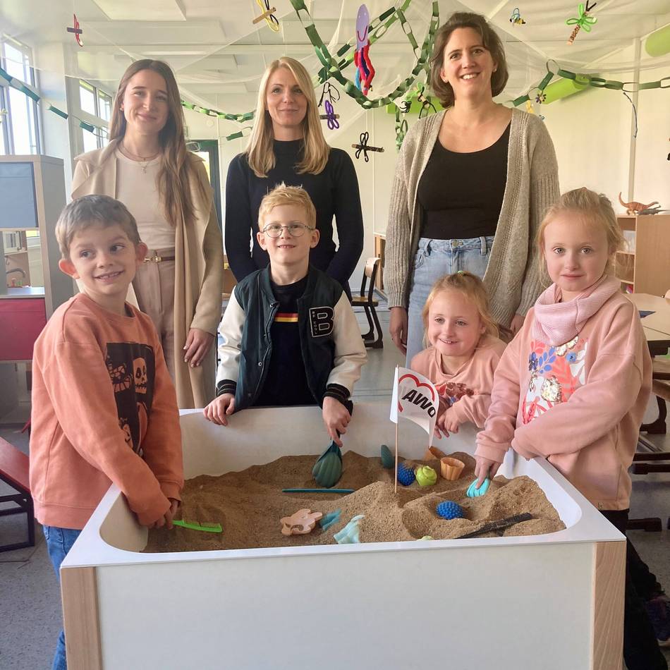 Spielspaß auch bei schlechtem Wetter: Eine Sandkiste für den Offenen Ganztag