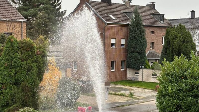 Rohrproblem  in Mönchengladbach: Plötzlich schoss das Wasser in die Höhe