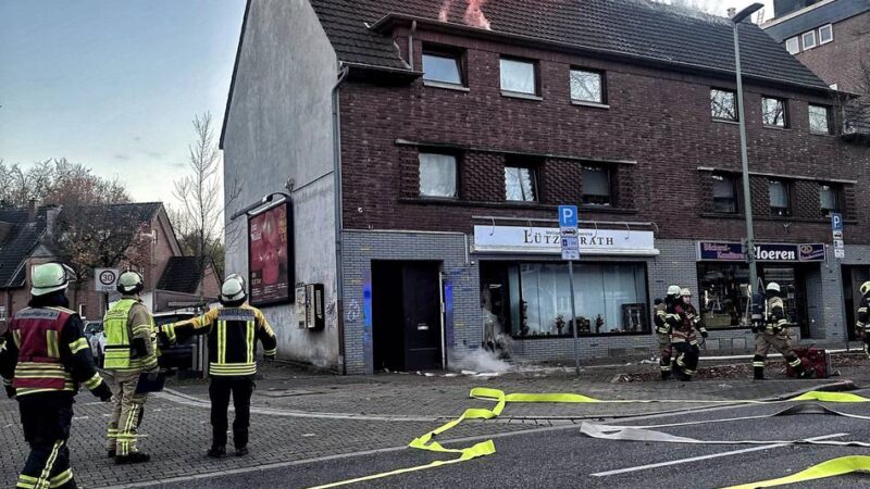 Einsatz an der Viersener Straße in Neuss: Feuerwehr löscht Dachstuhlbrand