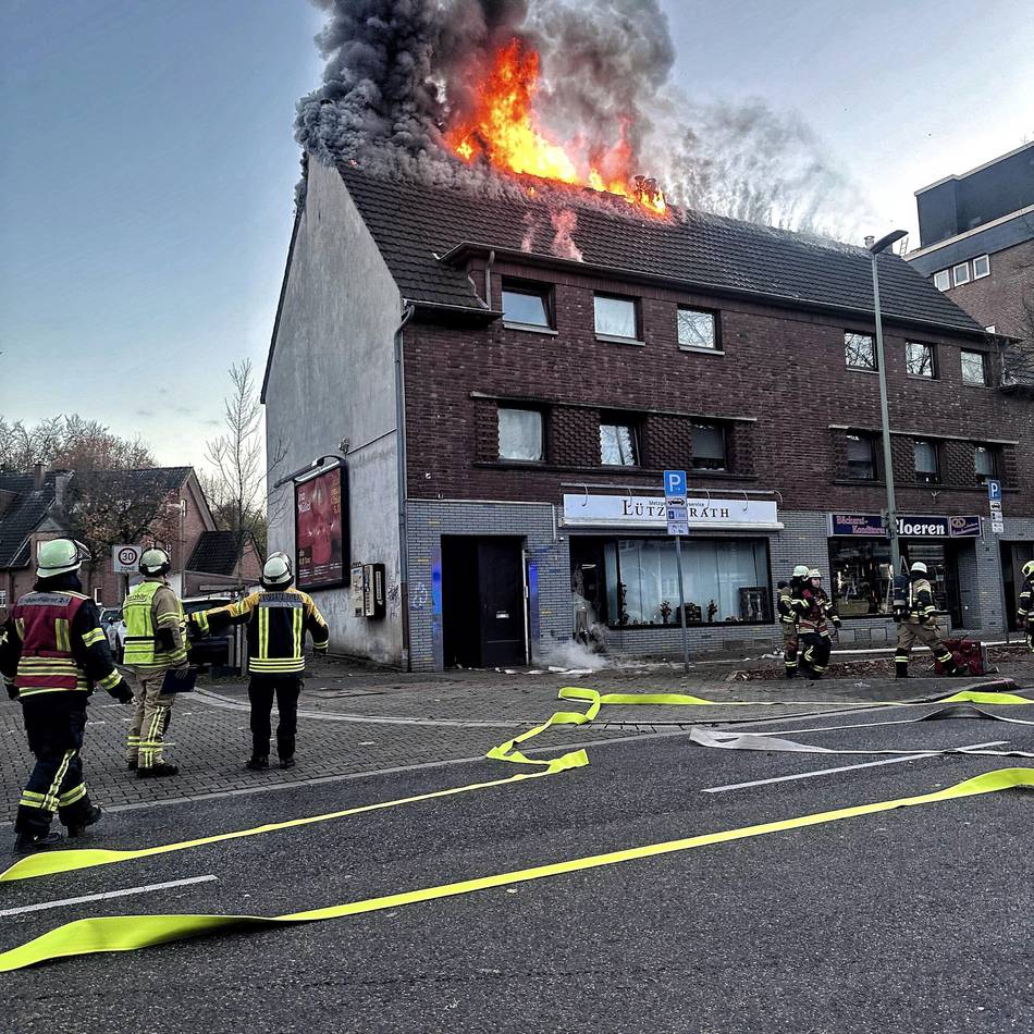 Einsatz an der Viersener Straße in Neuss: Feuerwehr löscht Dachstuhlbrand