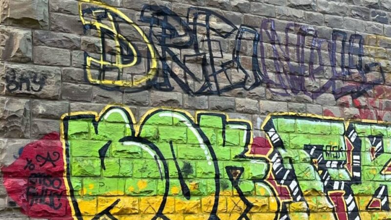 Autobahnbrücke Lambertsmühle an der A1: Polizeihund verfolgt Graffiti-Sprayer – Festnahme