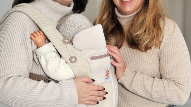Eltern-Kind-Zentrum in Moers:  „Durch das Tragen erleben die Kinder körperliche Nähe“