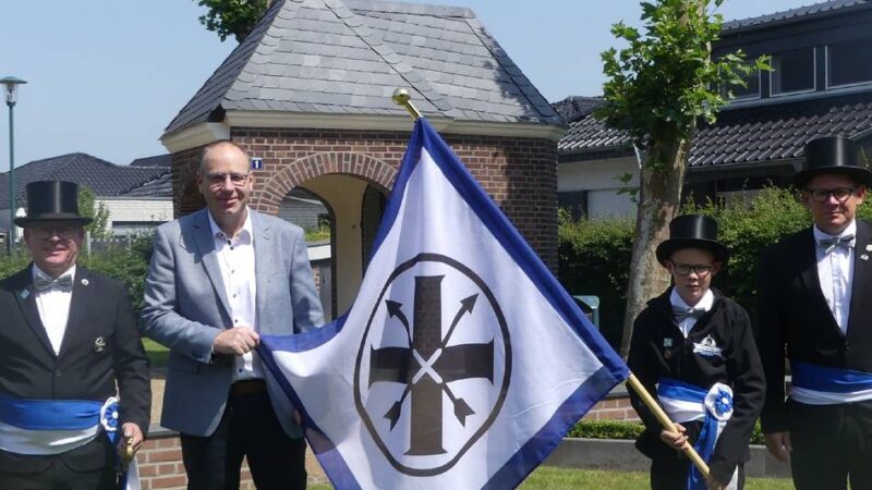 Schützenwesen in Weeze: Neue Schwenkfahnen für die Johannesbruderschaft