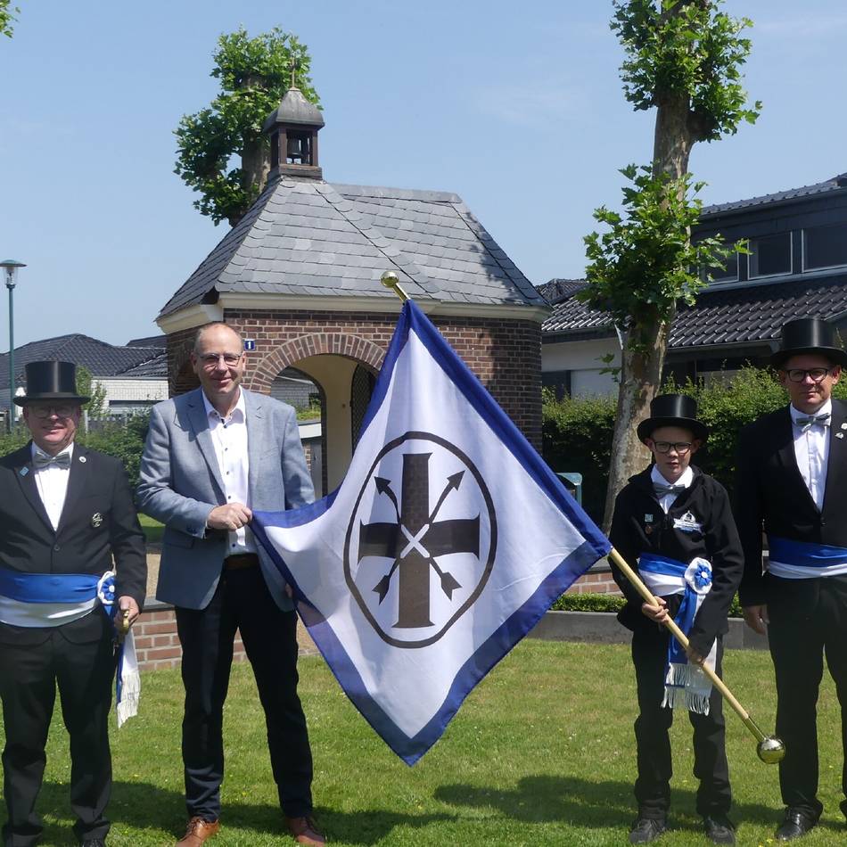 Schützenwesen in Weeze: Neue Schwenkfahnen für die Johannesbruderschaft