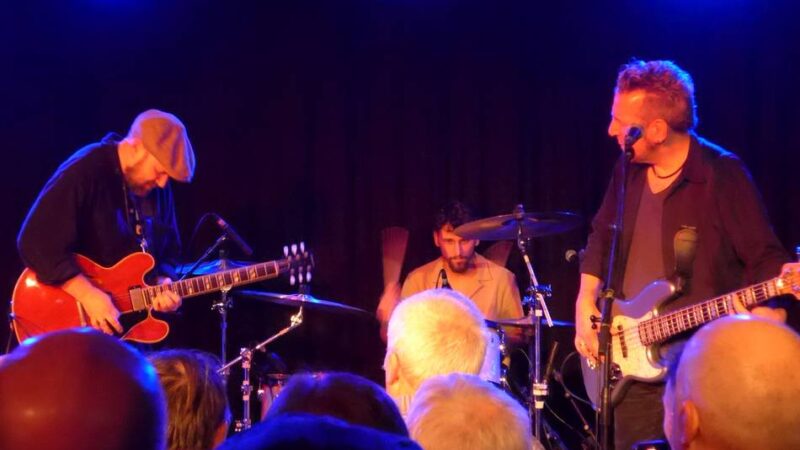 Freischlader-Trio mit Bluesrock in Rheinberg: Henrik macht den Hendrix und mischt den Adler auf