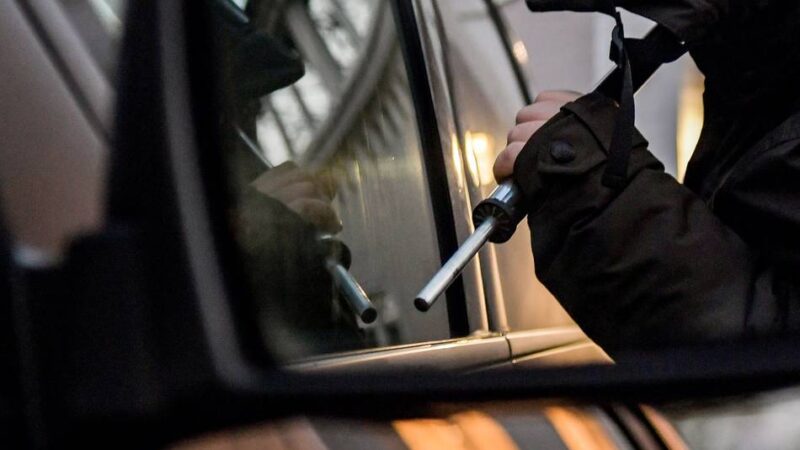 Die Polizei sucht Zeugen: Drei Autos in St. Hubert aufgebrochen