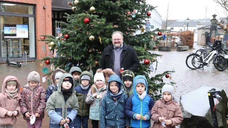 Für benachteiligte Kinder aus Korschenbroich: Ein Weihnachtsbaum voller Wünsche von Kindern