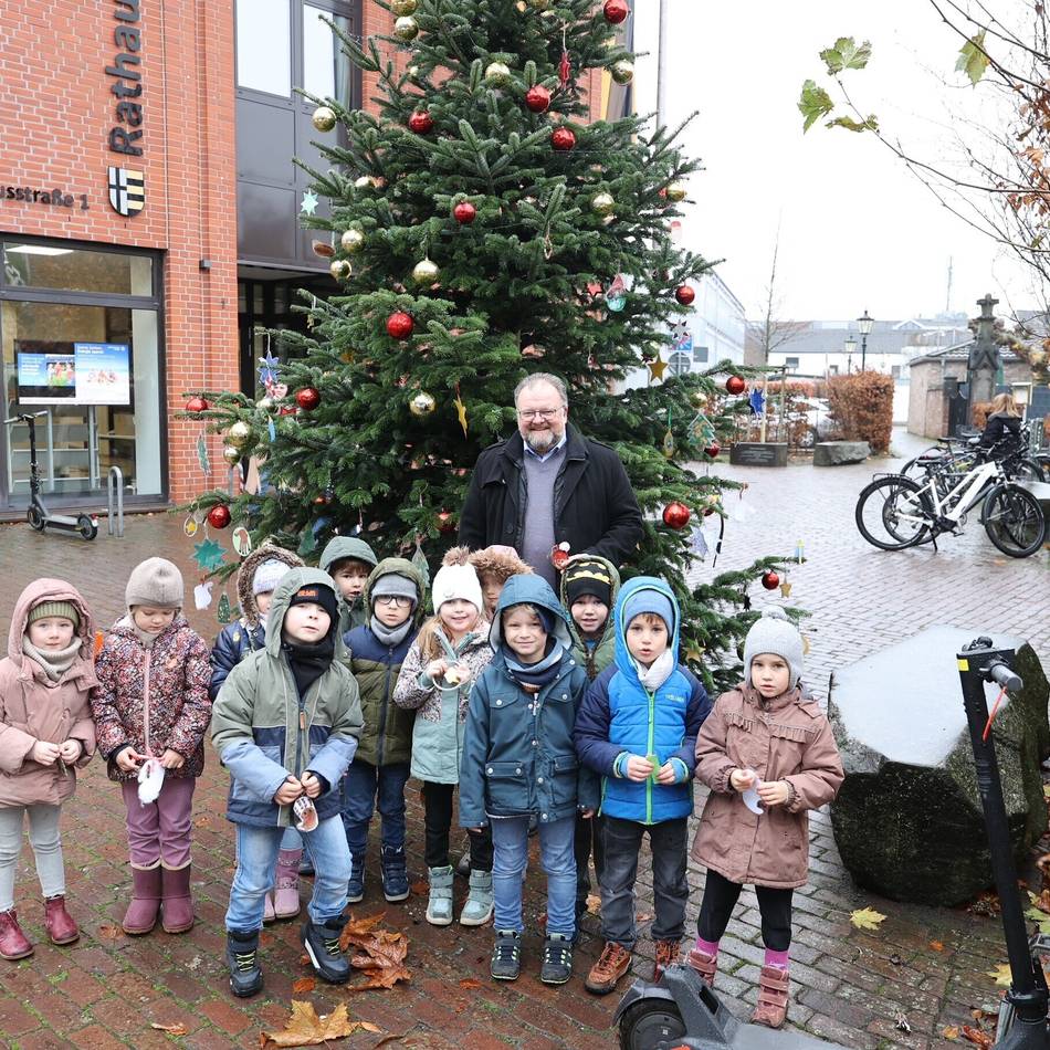 Für benachteiligte Kinder aus Korschenbroich: Ein Weihnachtsbaum voller Wünsche von Kindern