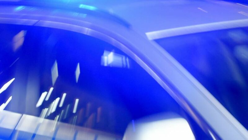 Überfall auf Supermarkt in Wesel: Räuber bedroht Kassierer mit Schusswaffe