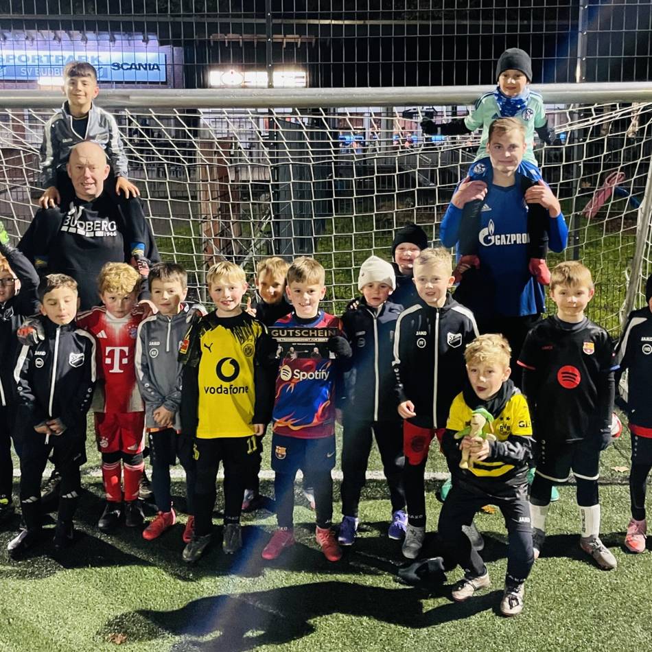 Hauptpreis bei einer Tombola: Landesliga-Torjäger Paul trainiert Budberger Jugendfußballer