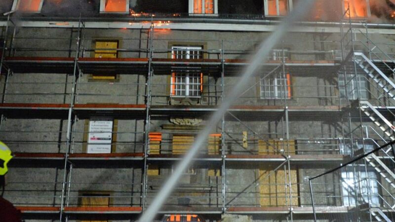 Blaulicht: Flammen im historischen Schloss Hardenberg in Velbert: Massiver Schaden