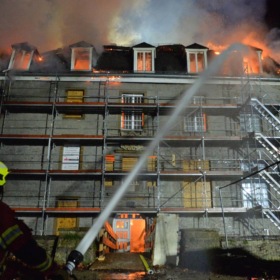 Blaulicht: Flammen im historischen Schloss Hardenberg in Velbert: Massiver Schaden
