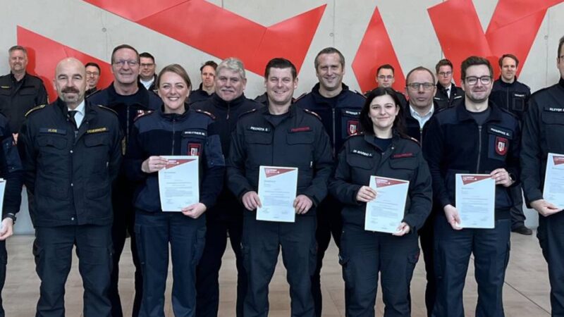 Feuerwehr Krefeld: Erste Quereinsteiger nehmen Dienst in der Leitstelle auf