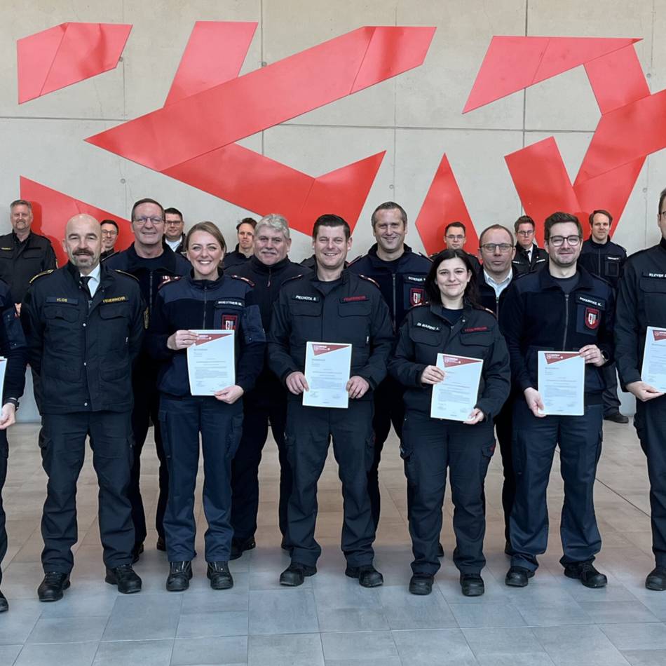 Feuerwehr Krefeld: Erste Quereinsteiger nehmen Dienst in der Leitstelle auf