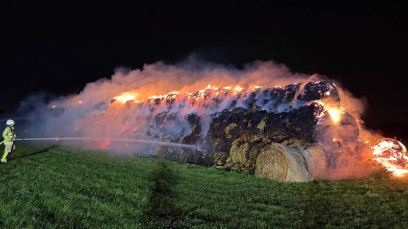 Feuerwehreinsatz am Heilerberg: Schon wieder Heuballenbrand in Monheim