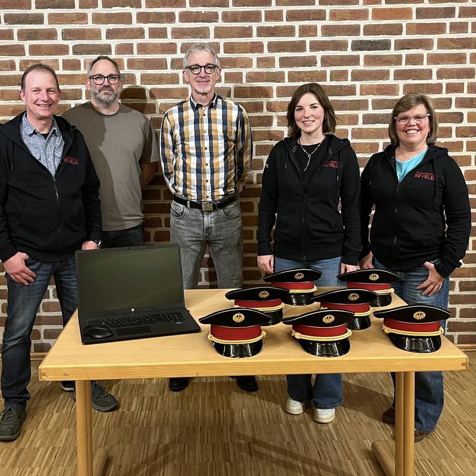 Förderung der Stiftung Rückenwind: Trommlerkorps Sevelen freut sich über Laptop und neue Uniformteile
