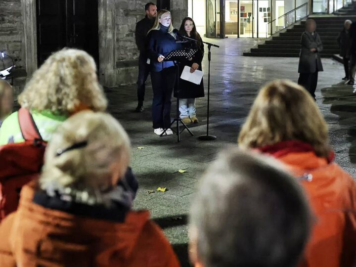 Rund 100 Bürger kamen zum Gedenken an die Pogromnacht auf den Lavalplatz: „Antisemitismus ist wieder salonfähig“