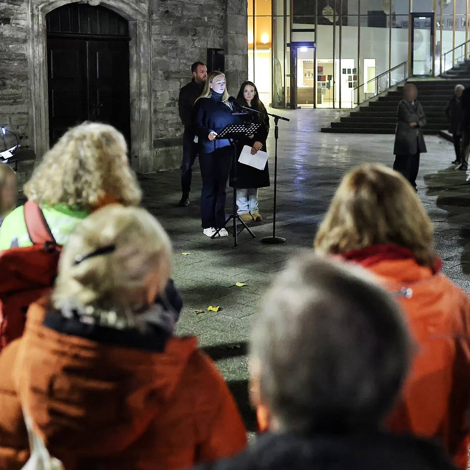 Rund 100 Bürger kamen zum Gedenken an die Pogromnacht auf den Lavalplatz: „Antisemitismus ist wieder salonfähig“