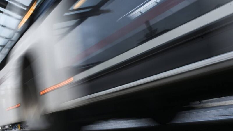 Weil der Fahrer die Tür nicht sofort öffnete: Attacke auf Bus in Bocholt – Mann wirft Flasche gegen die Scheibe