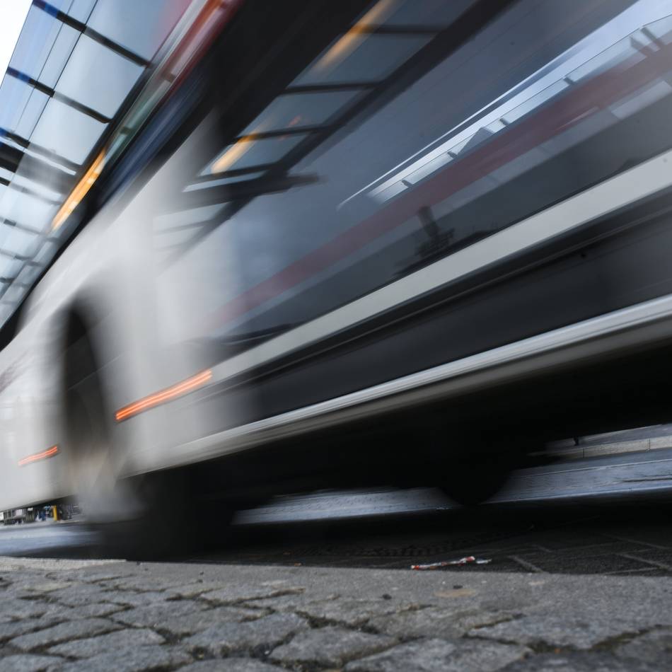 Weil der Fahrer die Tür nicht sofort öffnete: Attacke auf Bus in Bocholt – Mann wirft Flasche gegen die Scheibe