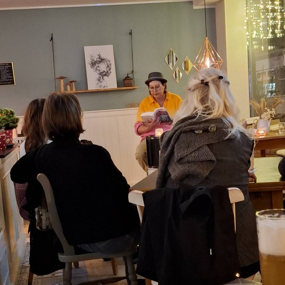 Lesung mit Diana Ahrabian: Enthüllungsgeschichten im Glüxpilz