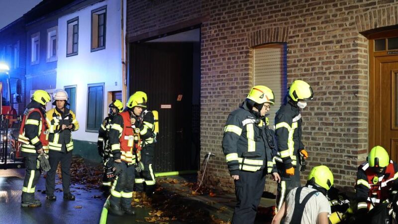 Feuerwehr im Einsatz: Wohnungsbrand in Jüchen – zwei Bewohner leicht verletzt