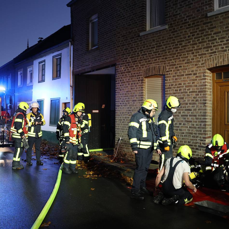 Feuerwehr im Einsatz: Wohnungsbrand in Jüchen – zwei Bewohner leicht verletzt