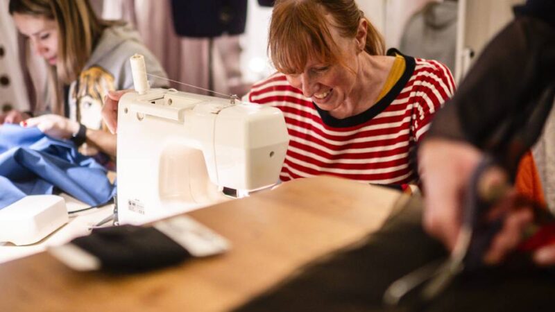 Alte Hobbys neu in Mode: Wo man in Düsseldorf nähen, stricken, häkeln kann