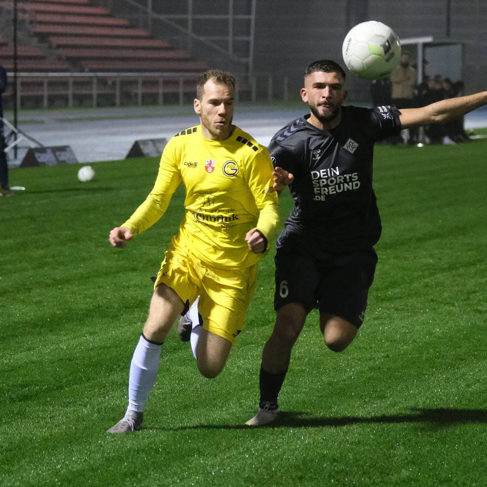 Abendspiel in der Fußball-Oberliga: 04/19 verteilt gegen Holzheim gleich drei Geschenke