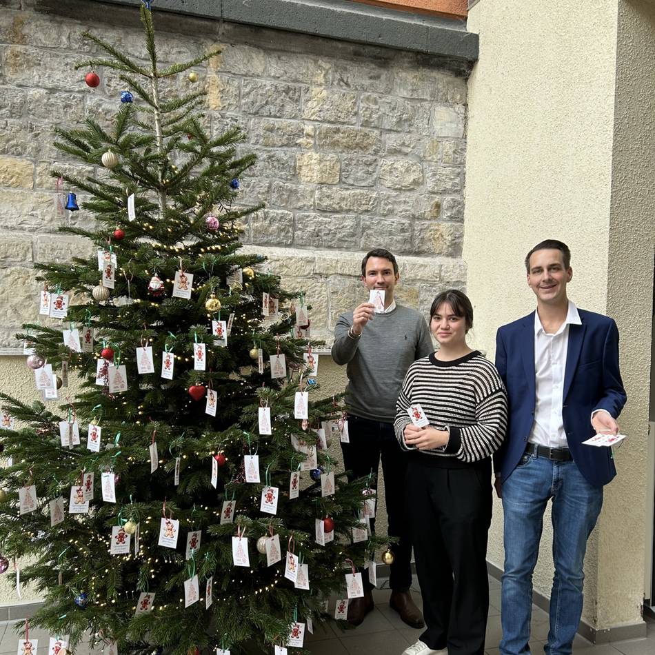 Weihnachtszeit in Mettmann: 150 Wünsche hängen am Wunschbaum im Rathaus