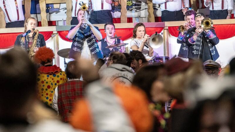 Sessionseröffnung in Gustorf: 700 Narren feiern große Prunksitzung mit Proklamation