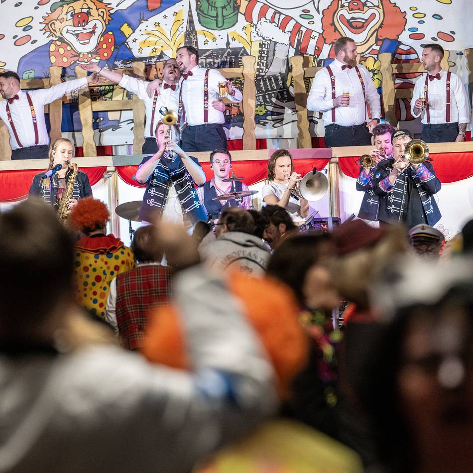 Sessionseröffnung in Gustorf: 700 Narren feiern große Prunksitzung mit Proklamation