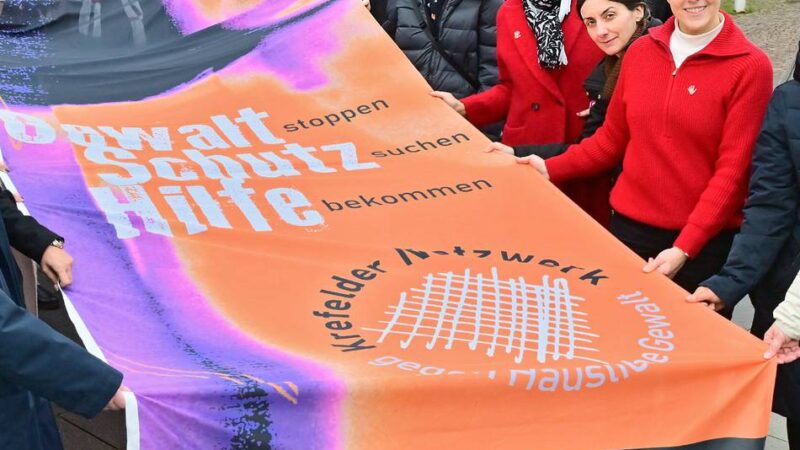 Netzwerk Häusliche Gewalt in Krefeld: Flagge zeigen gegen Gewalt an Frauen