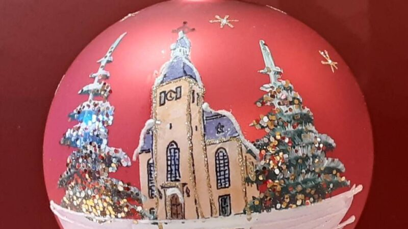 Buchhandlung präsentiert Pauluskirche: Zweite Weihnachtskugel mit Hückeswagener Lokalkolorit