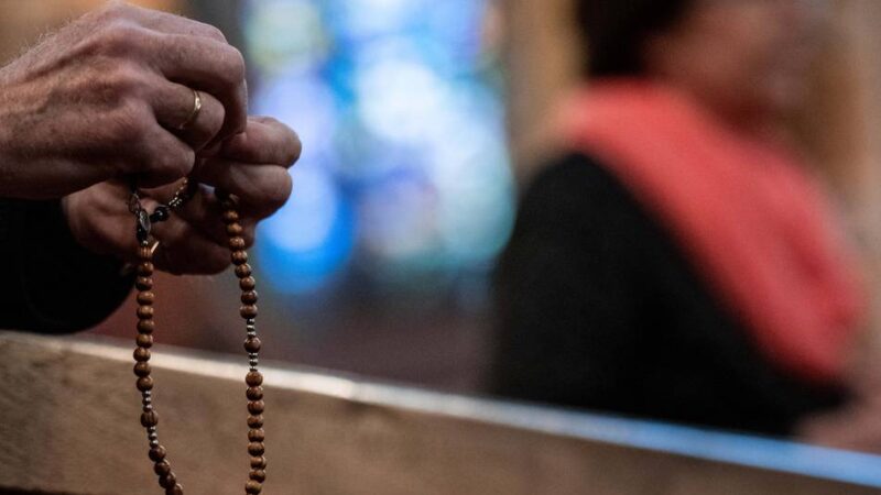 Besondere Aktion: Rosenkränze für Knast in Ratingen